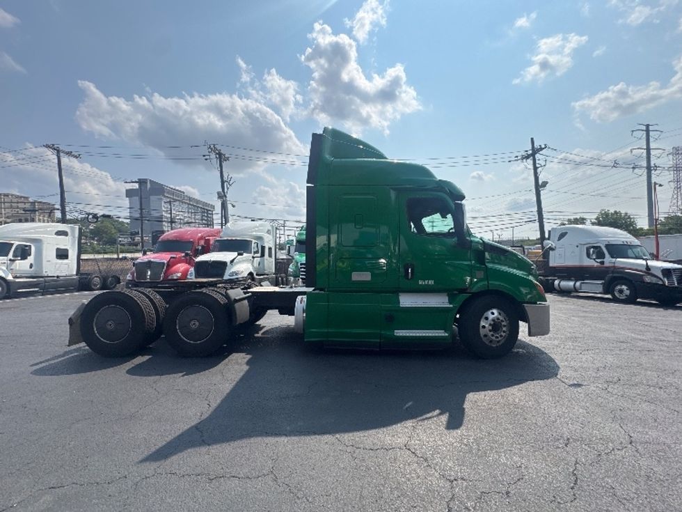 Sleeper Tractor-Heavy Duty Tractors-Freightliner-2019-T11664ST-North Bergen-NJ-416,978\n\t\tmiles-$ 58,500 - Image 8