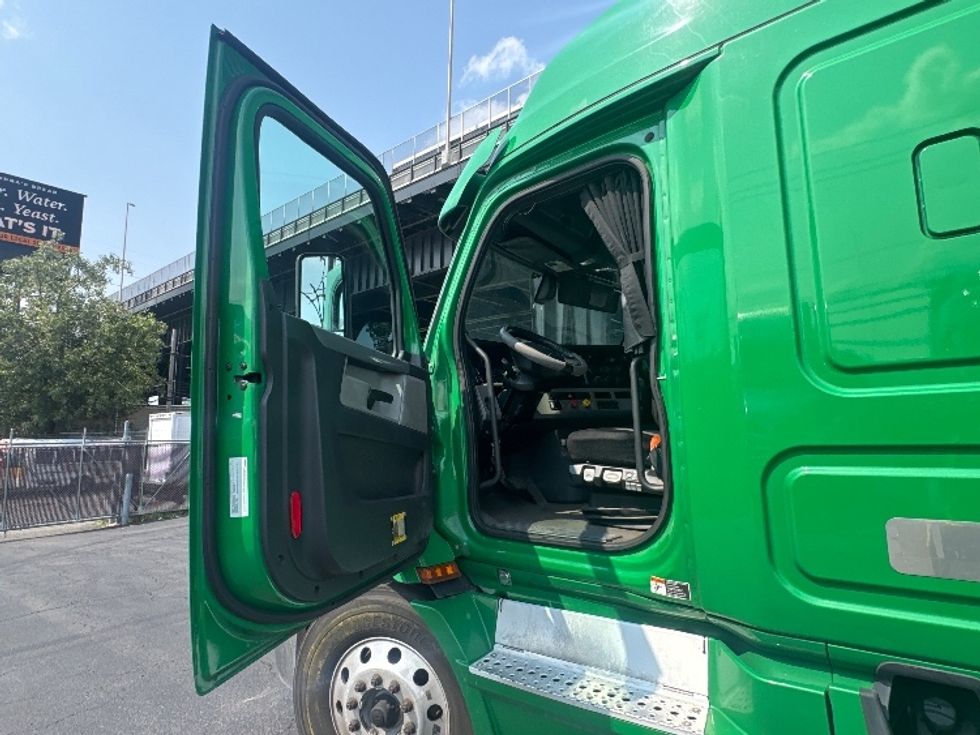 Sleeper Tractor-Heavy Duty Tractors-Freightliner-2019-T11664ST-North Bergen-NJ-416,978\n\t\tmiles-$ 58,500 - Image 9