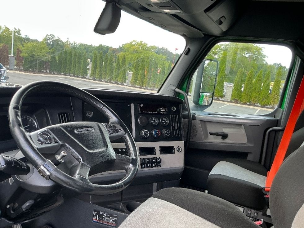Sleeper Tractor-Heavy Duty Tractors-Freightliner-2019-T11664ST-North Bergen-NJ-495,294\n\t\tmiles-$ 55,750 - Image 10