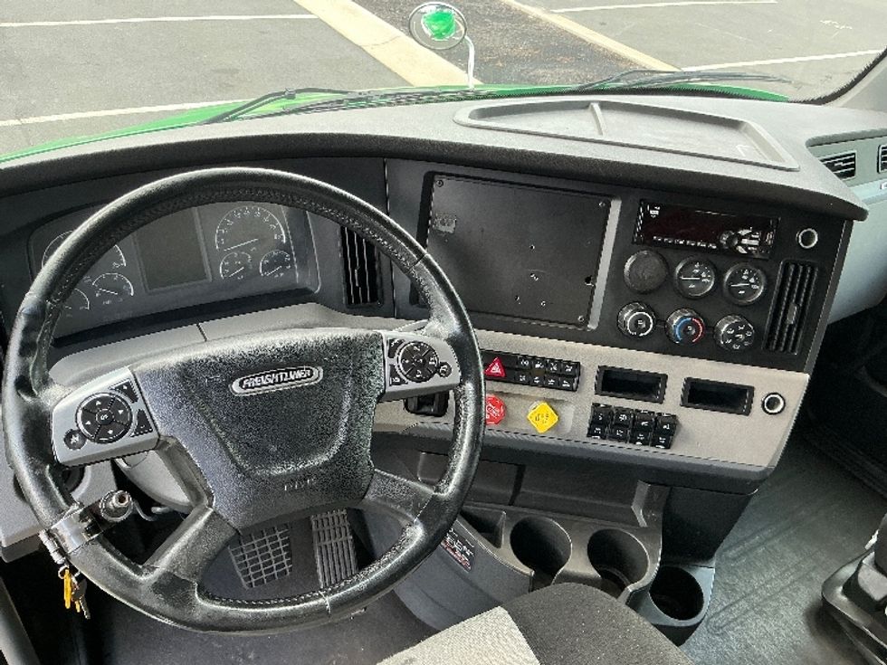 Sleeper Tractor-Heavy Duty Tractors-Freightliner-2019-T11664ST-North Bergen-NJ-495,294\n\t\tmiles-$ 55,750 - Image 11