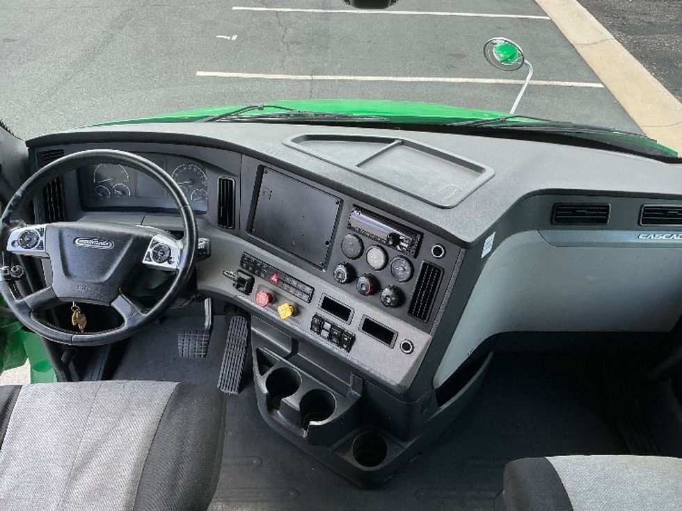 Sleeper Tractor-Heavy Duty Tractors-Freightliner-2019-T11664ST-North Bergen-NJ-495,294\n\t\tmiles-$ 55,750 - Image 12