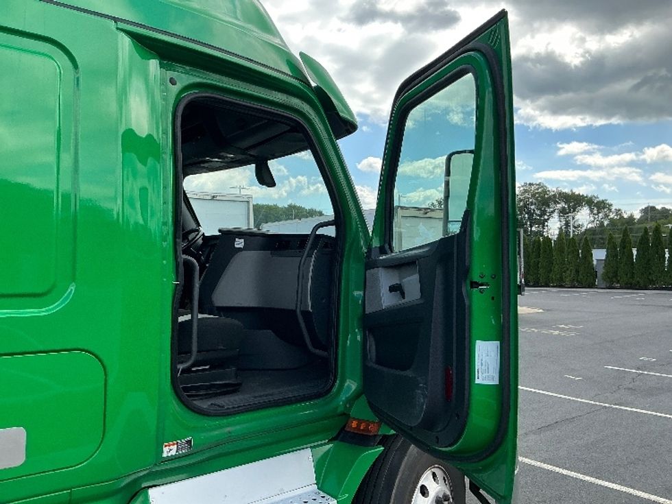 Sleeper Tractor-Heavy Duty Tractors-Freightliner-2019-T11664ST-North Bergen-NJ-495,294\n\t\tmiles-$ 55,750 - Image 13