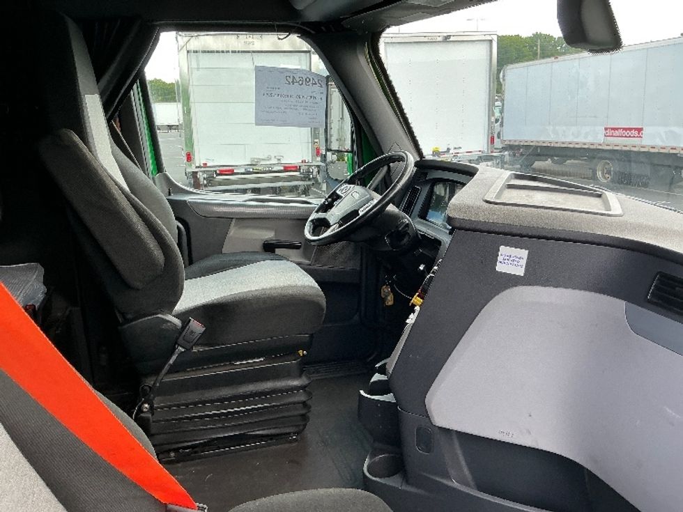Sleeper Tractor-Heavy Duty Tractors-Freightliner-2019-T11664ST-North Bergen-NJ-495,294\n\t\tmiles-$ 55,750 - Image 15