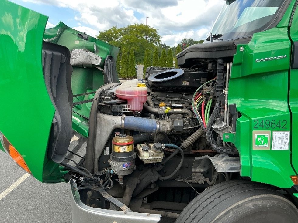 Sleeper Tractor-Heavy Duty Tractors-Freightliner-2019-T11664ST-North Bergen-NJ-495,294\n\t\tmiles-$ 55,750 - Image 20