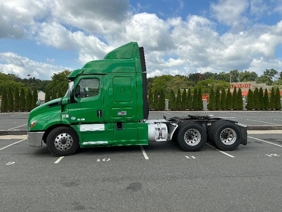 Sleeper Tractor-Heavy Duty Tractors-Freightliner-2019-T11664ST-North Bergen-NJ-495,294\n\t\tmiles-$ 55,750 - Image 4