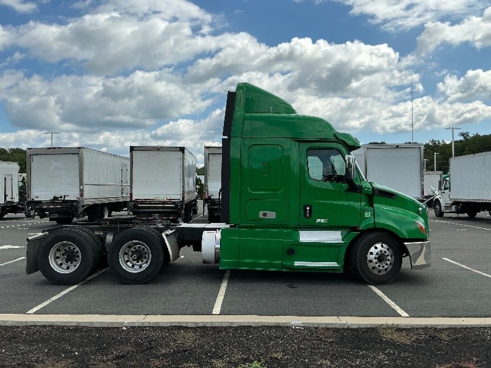 Sleeper Tractor-Heavy Duty Tractors-Freightliner-2019-T11664ST-North Bergen-NJ-495,294\n\t\tmiles-$ 55,750 - Image 8
