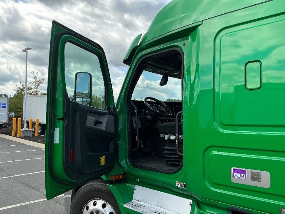 Sleeper Tractor-Heavy Duty Tractors-Freightliner-2019-T11664ST-North Bergen-NJ-495,294\n\t\tmiles-$ 55,750 - Image 9
