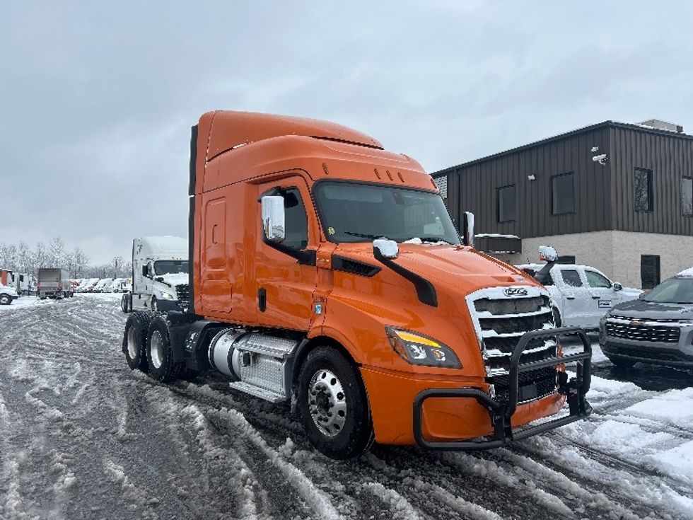 Sleeper Tractor-Heavy Duty Tractors-Freightliner-2019-T11664ST-Obetz-OH-358,511\n\t\tmiles-$ 56,000 - Image 1
