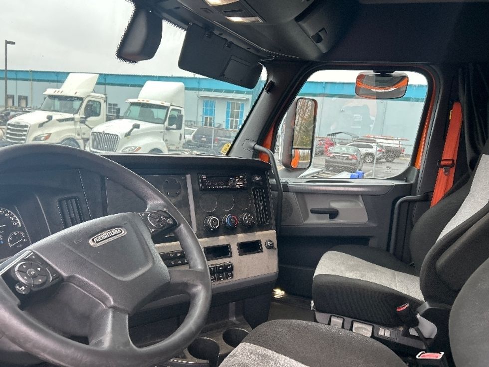 Sleeper Tractor-Heavy Duty Tractors-Freightliner-2019-T11664ST-Obetz-OH-358,511\n\t\tmiles-$ 56,000 - Image 10