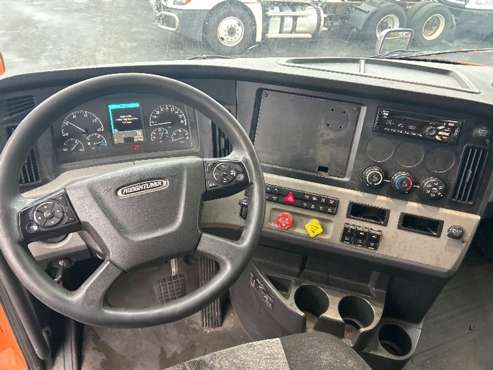 Sleeper Tractor-Heavy Duty Tractors-Freightliner-2019-T11664ST-Obetz-OH-358,511\n\t\tmiles-$ 56,000 - Image 11