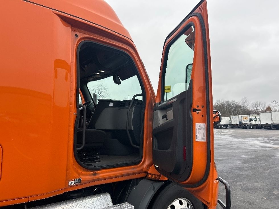 Sleeper Tractor-Heavy Duty Tractors-Freightliner-2019-T11664ST-Obetz-OH-358,511\n\t\tmiles-$ 56,000 - Image 13