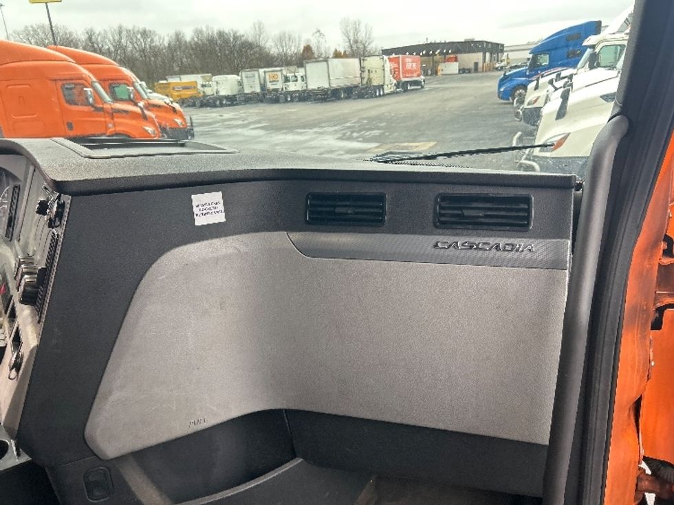 Sleeper Tractor-Heavy Duty Tractors-Freightliner-2019-T11664ST-Obetz-OH-358,511\n\t\tmiles-$ 56,000 - Image 14