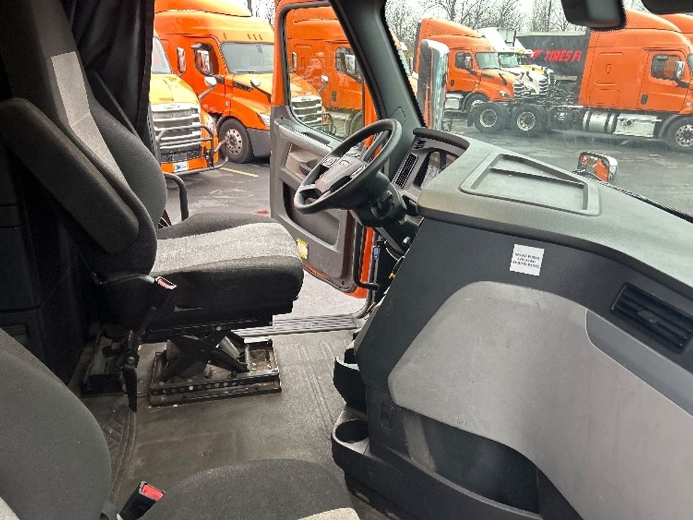 Sleeper Tractor-Heavy Duty Tractors-Freightliner-2019-T11664ST-Obetz-OH-358,511\n\t\tmiles-$ 56,000 - Image 15