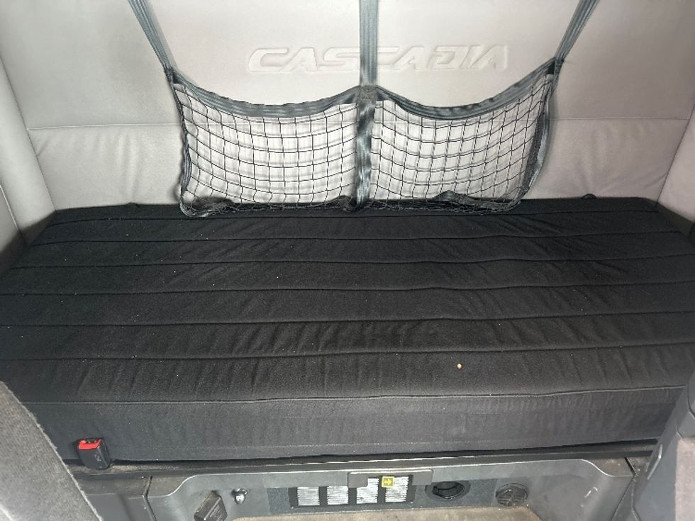 Sleeper Tractor-Heavy Duty Tractors-Freightliner-2019-T11664ST-Obetz-OH-358,511\n\t\tmiles-$ 56,000 - Image 16