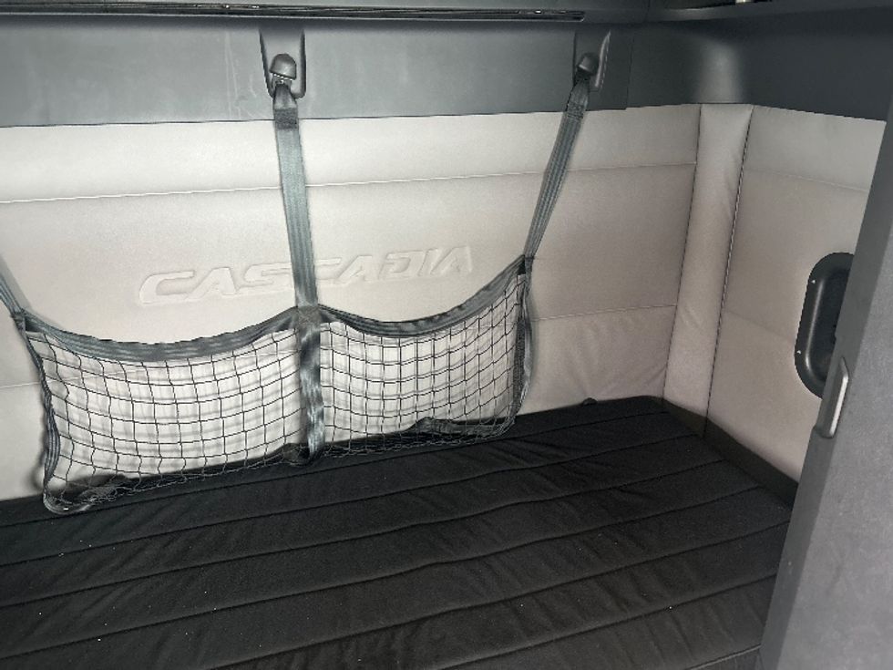 Sleeper Tractor-Heavy Duty Tractors-Freightliner-2019-T11664ST-Obetz-OH-358,511\n\t\tmiles-$ 56,000 - Image 17