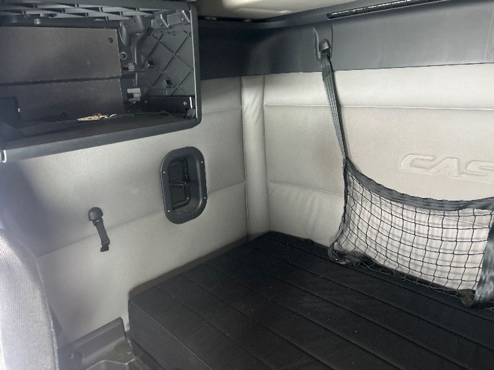 Sleeper Tractor-Heavy Duty Tractors-Freightliner-2019-T11664ST-Obetz-OH-358,511\n\t\tmiles-$ 56,000 - Image 18