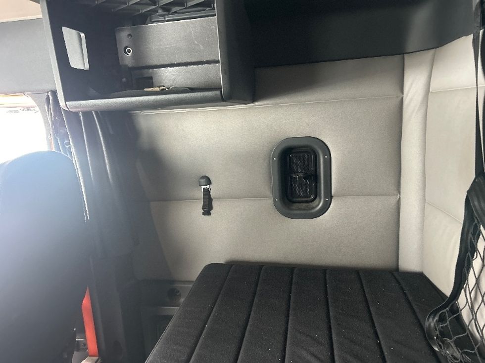 Sleeper Tractor-Heavy Duty Tractors-Freightliner-2019-T11664ST-Obetz-OH-358,511\n\t\tmiles-$ 56,000 - Image 19