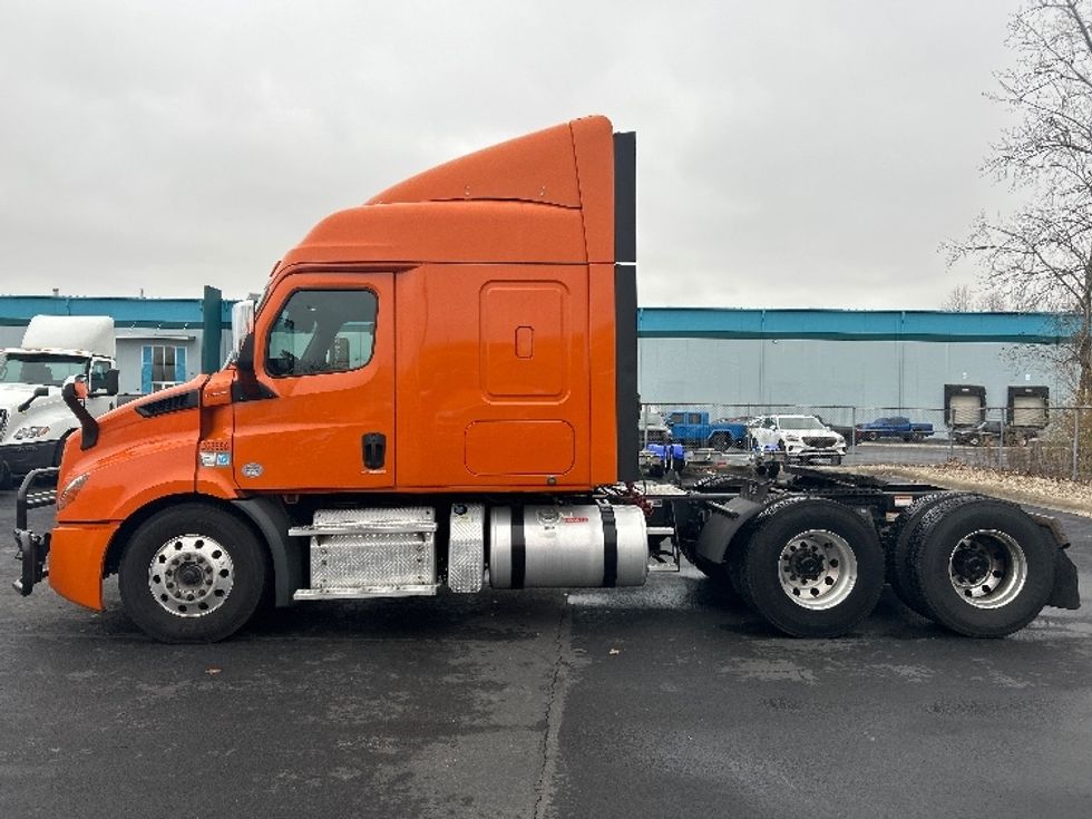 Sleeper Tractor-Heavy Duty Tractors-Freightliner-2019-T11664ST-Obetz-OH-358,511\n\t\tmiles-$ 56,000 - Image 4