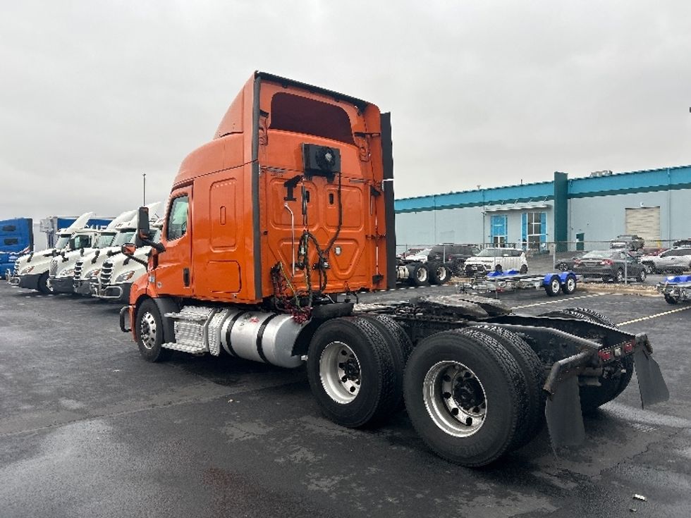 Sleeper Tractor-Heavy Duty Tractors-Freightliner-2019-T11664ST-Obetz-OH-358,511\n\t\tmiles-$ 56,000 - Image 5