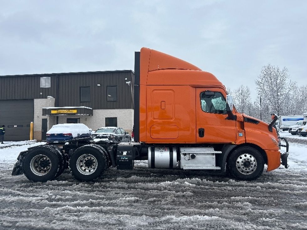 Sleeper Tractor-Heavy Duty Tractors-Freightliner-2019-T11664ST-Obetz-OH-358,511\n\t\tmiles-$ 56,000 - Image 8