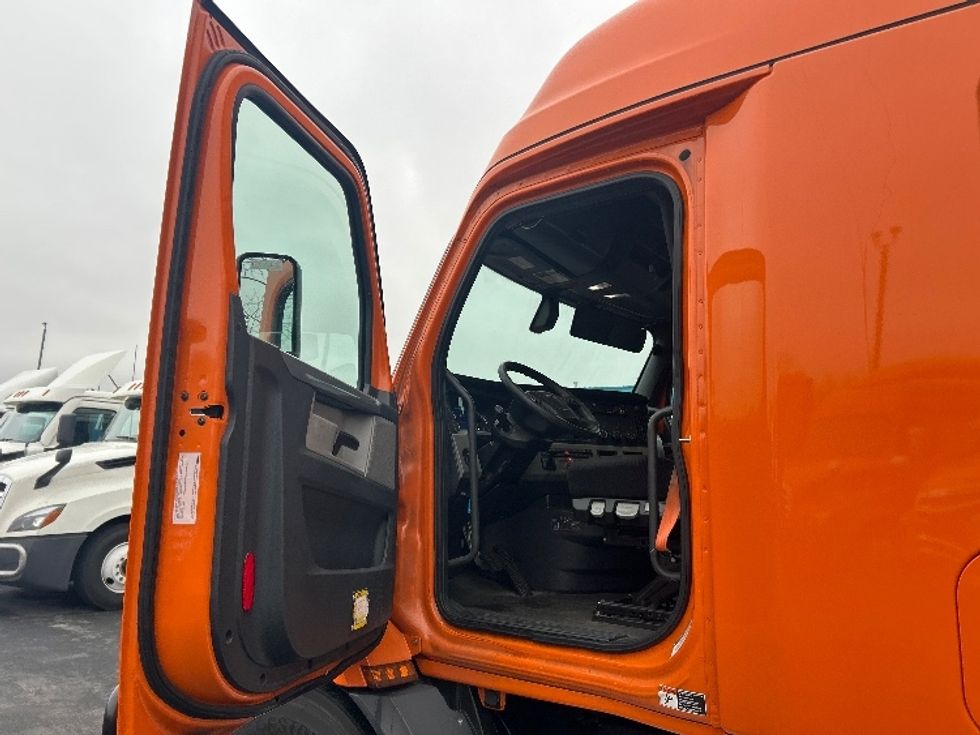 Sleeper Tractor-Heavy Duty Tractors-Freightliner-2019-T11664ST-Obetz-OH-358,511\n\t\tmiles-$ 56,000 - Image 9