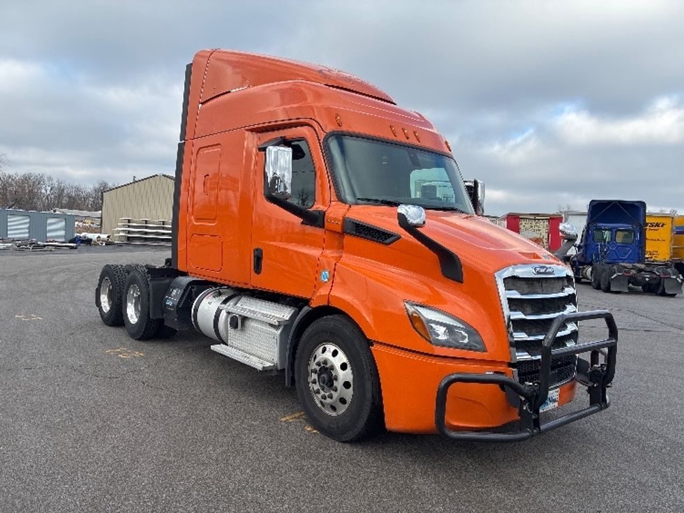 Sleeper Tractor-Heavy Duty Tractors-Freightliner-2019-T11664ST-Obetz-OH-382,632\n\t\tmiles-$ 52,000 - Image 1