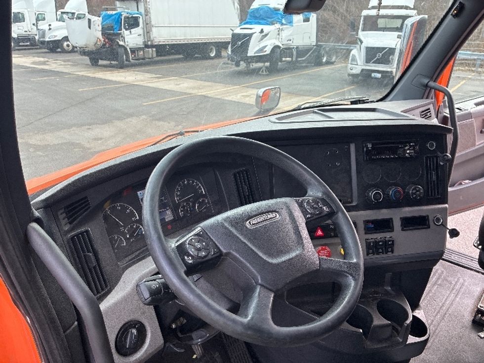 Sleeper Tractor-Heavy Duty Tractors-Freightliner-2019-T11664ST-Obetz-OH-382,632\n\t\tmiles-$ 52,000 - Image 10