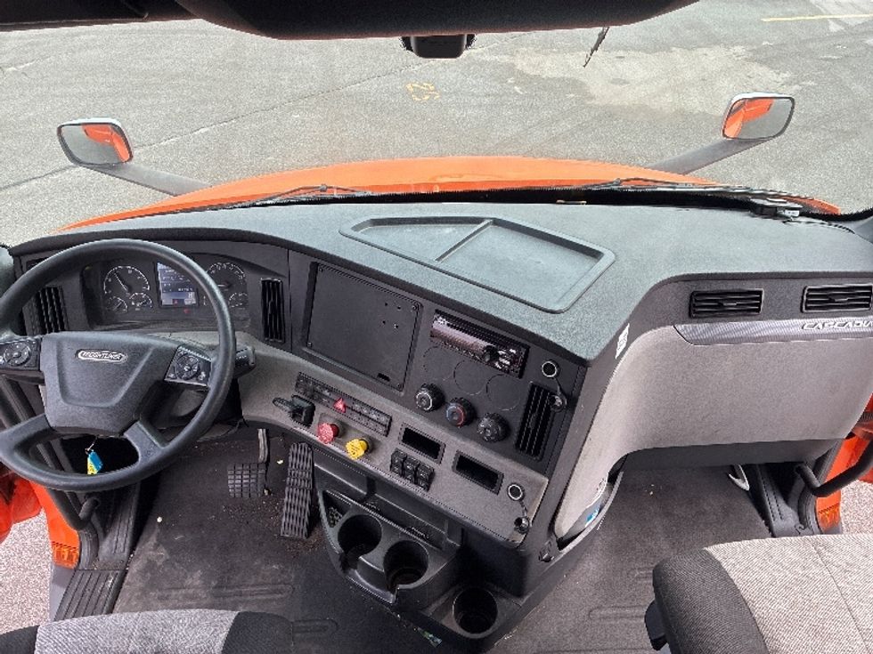 Sleeper Tractor-Heavy Duty Tractors-Freightliner-2019-T11664ST-Obetz-OH-382,632\n\t\tmiles-$ 52,000 - Image 12