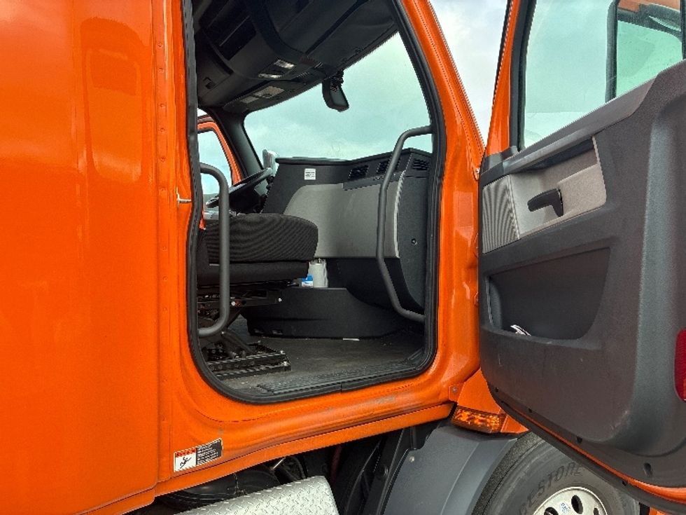 Sleeper Tractor-Heavy Duty Tractors-Freightliner-2019-T11664ST-Obetz-OH-382,632\n\t\tmiles-$ 52,000 - Image 13