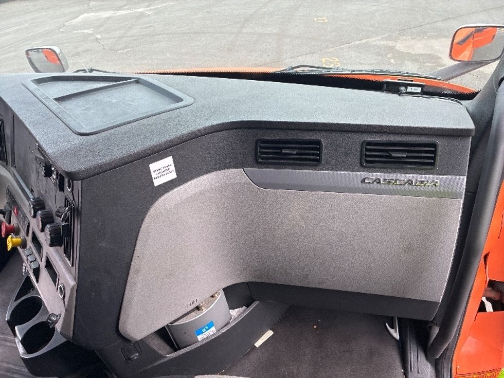 Sleeper Tractor-Heavy Duty Tractors-Freightliner-2019-T11664ST-Obetz-OH-382,632\n\t\tmiles-$ 52,000 - Image 14