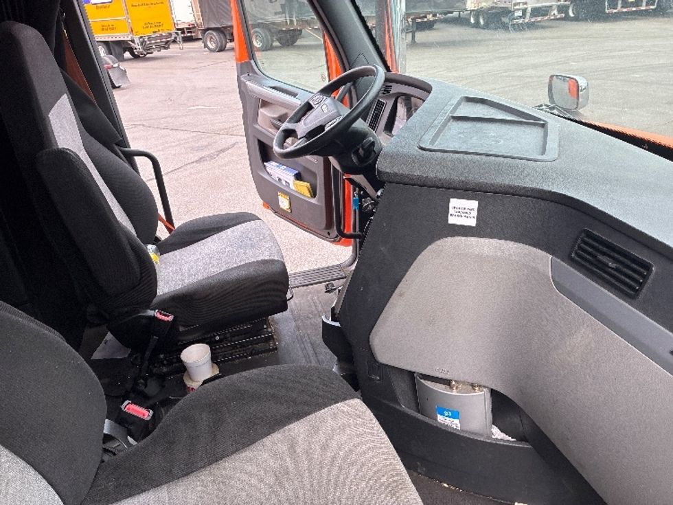 Sleeper Tractor-Heavy Duty Tractors-Freightliner-2019-T11664ST-Obetz-OH-382,632\n\t\tmiles-$ 52,000 - Image 15