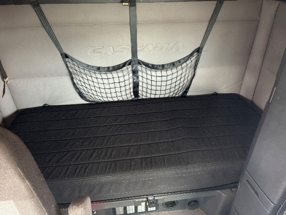 Sleeper Tractor-Heavy Duty Tractors-Freightliner-2019-T11664ST-Obetz-OH-382,632\n\t\tmiles-$ 52,000 - Image 16