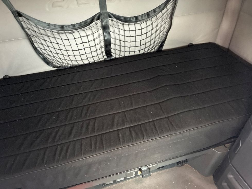 Sleeper Tractor-Heavy Duty Tractors-Freightliner-2019-T11664ST-Obetz-OH-382,632\n\t\tmiles-$ 52,000 - Image 17