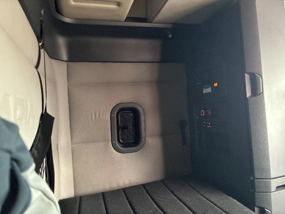 Sleeper Tractor-Heavy Duty Tractors-Freightliner-2019-T11664ST-Obetz-OH-382,632\n\t\tmiles-$ 52,000 - Image 18