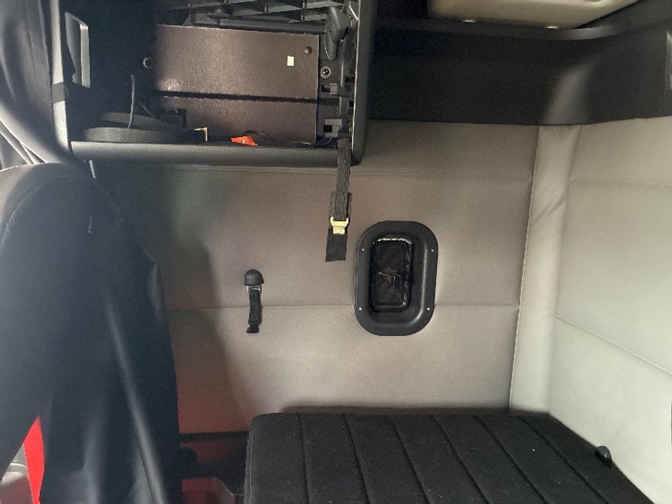 Sleeper Tractor-Heavy Duty Tractors-Freightliner-2019-T11664ST-Obetz-OH-382,632\n\t\tmiles-$ 52,000 - Image 19