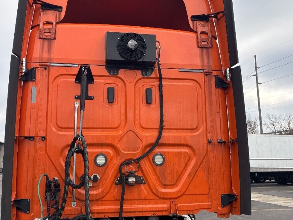 Sleeper Tractor-Heavy Duty Tractors-Freightliner-2019-T11664ST-Obetz-OH-382,632\n\t\tmiles-$ 52,000 - Image 22