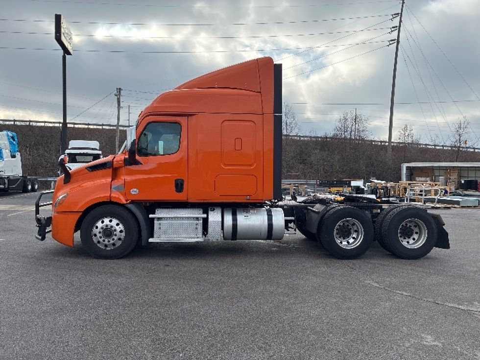 Sleeper Tractor-Heavy Duty Tractors-Freightliner-2019-T11664ST-Obetz-OH-382,632\n\t\tmiles-$ 52,000 - Image 4