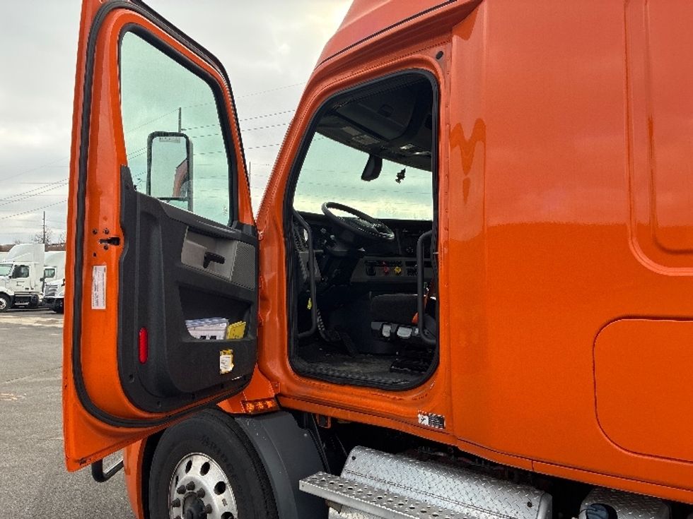 Sleeper Tractor-Heavy Duty Tractors-Freightliner-2019-T11664ST-Obetz-OH-382,632\n\t\tmiles-$ 52,000 - Image 9