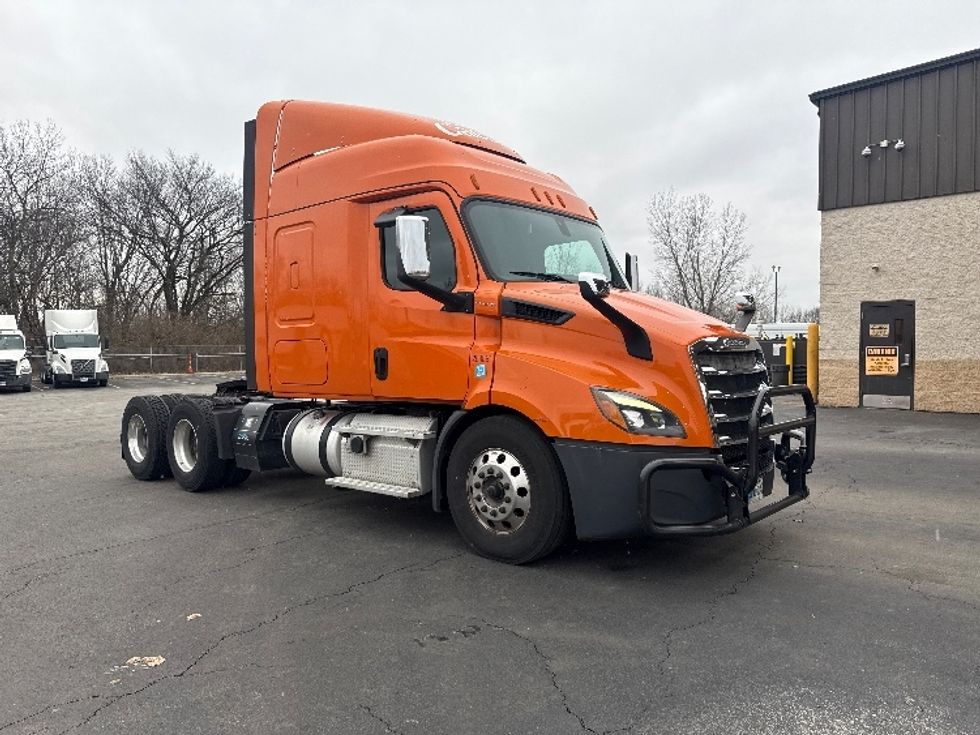 Sleeper Tractor-Heavy Duty Tractors-Freightliner-2019-T11664ST-Obetz-OH-391,611\n\t\tmiles-$ 54,250 - Image 1