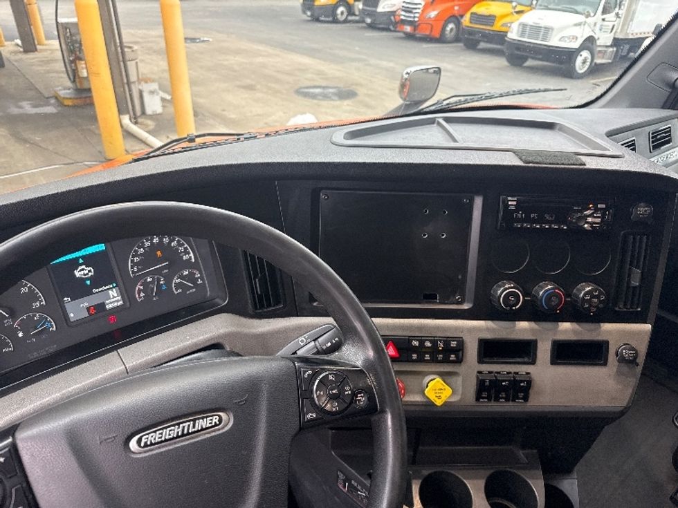 Sleeper Tractor-Heavy Duty Tractors-Freightliner-2019-T11664ST-Obetz-OH-391,611\n\t\tmiles-$ 54,250 - Image 11
