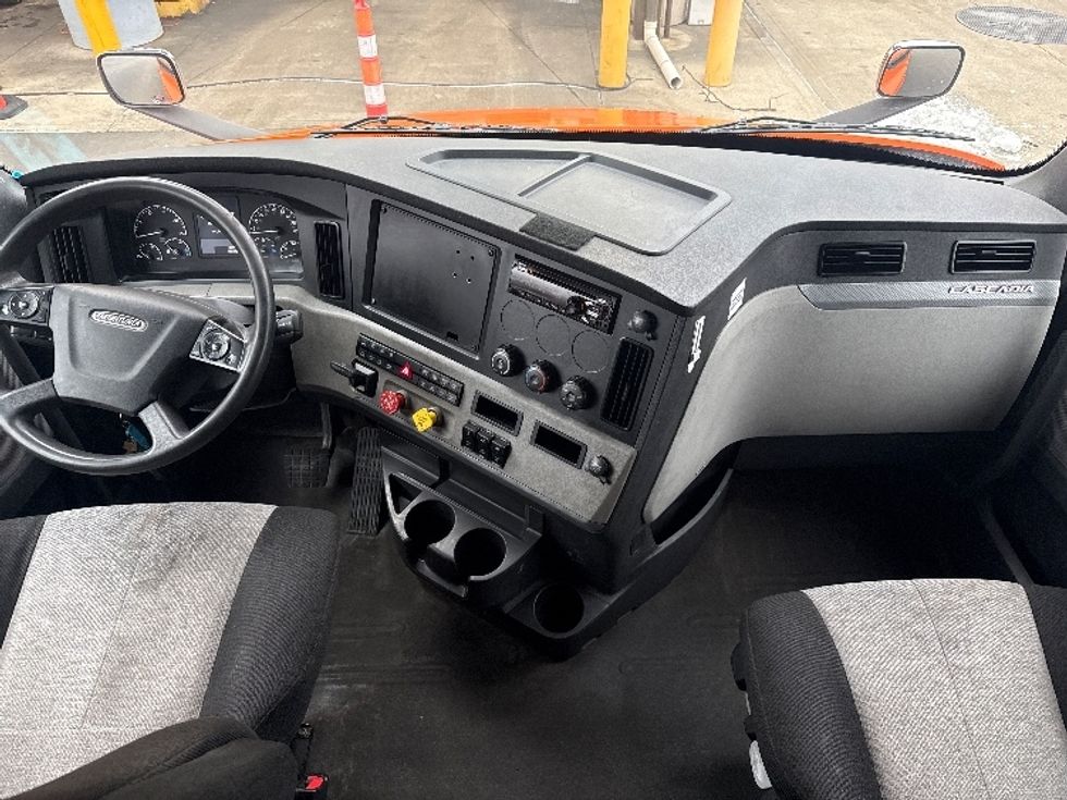 Sleeper Tractor-Heavy Duty Tractors-Freightliner-2019-T11664ST-Obetz-OH-391,611\n\t\tmiles-$ 54,250 - Image 12