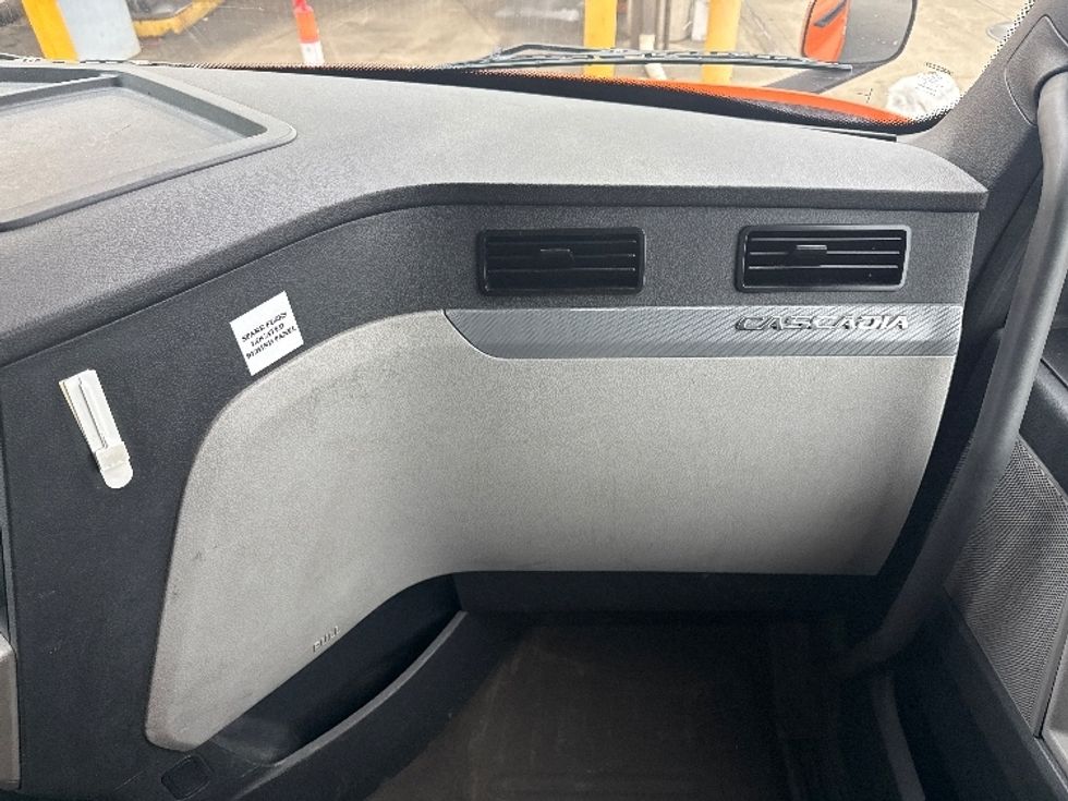 Sleeper Tractor-Heavy Duty Tractors-Freightliner-2019-T11664ST-Obetz-OH-391,611\n\t\tmiles-$ 54,250 - Image 14