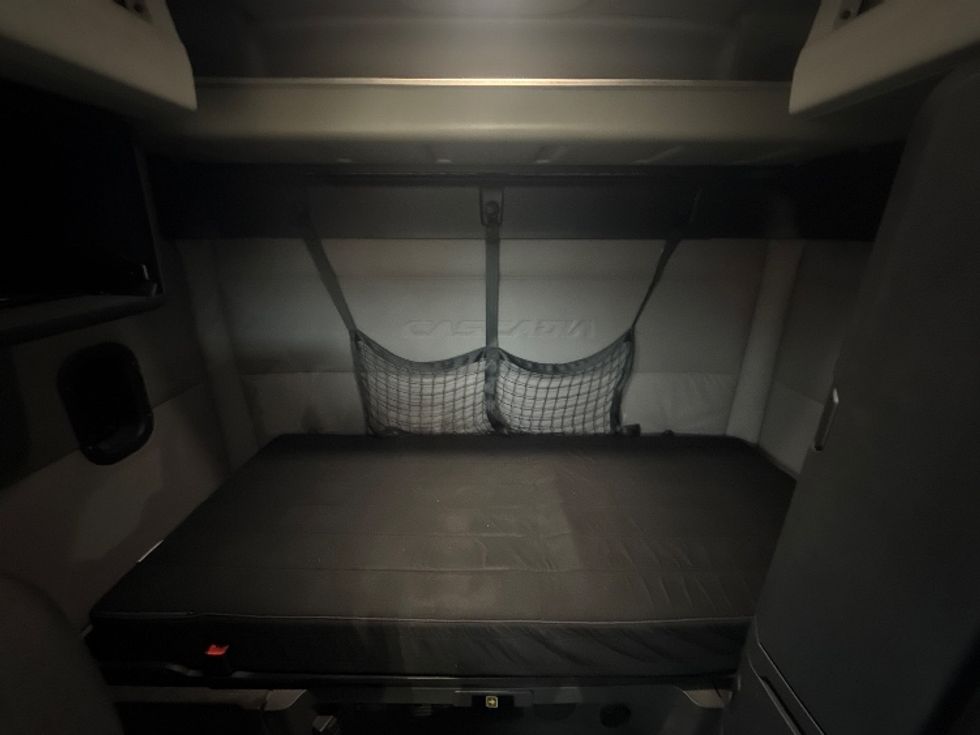 Sleeper Tractor-Heavy Duty Tractors-Freightliner-2019-T11664ST-Obetz-OH-391,611\n\t\tmiles-$ 54,250 - Image 16