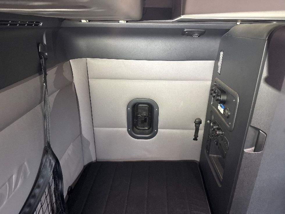 Sleeper Tractor-Heavy Duty Tractors-Freightliner-2019-T11664ST-Obetz-OH-391,611\n\t\tmiles-$ 54,250 - Image 17