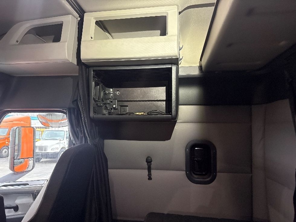 Sleeper Tractor-Heavy Duty Tractors-Freightliner-2019-T11664ST-Obetz-OH-391,611\n\t\tmiles-$ 54,250 - Image 19