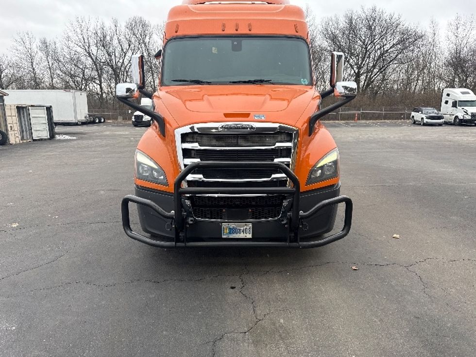 Sleeper Tractor-Heavy Duty Tractors-Freightliner-2019-T11664ST-Obetz-OH-391,611\n\t\tmiles-$ 54,250 - Image 2