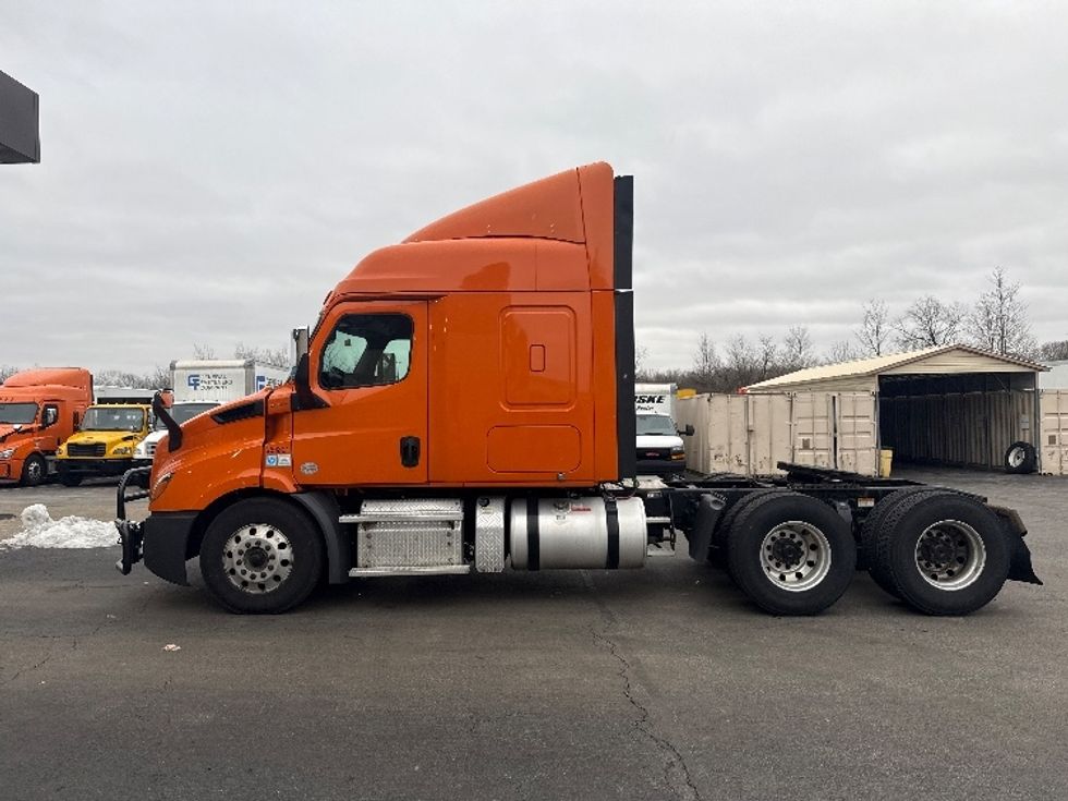 Sleeper Tractor-Heavy Duty Tractors-Freightliner-2019-T11664ST-Obetz-OH-391,611\n\t\tmiles-$ 54,250 - Image 4