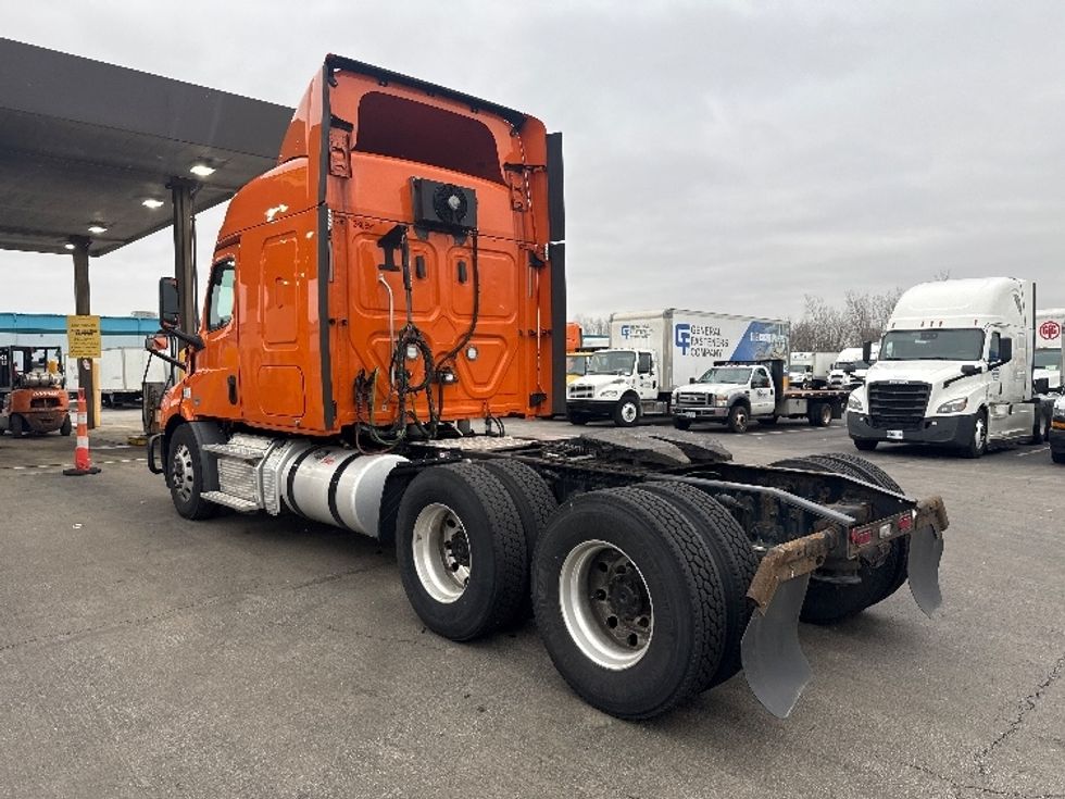 Sleeper Tractor-Heavy Duty Tractors-Freightliner-2019-T11664ST-Obetz-OH-391,611\n\t\tmiles-$ 54,250 - Image 5