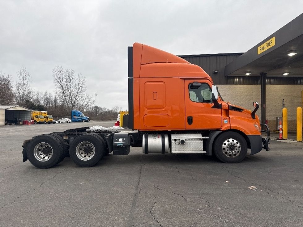 Sleeper Tractor-Heavy Duty Tractors-Freightliner-2019-T11664ST-Obetz-OH-391,611\n\t\tmiles-$ 54,250 - Image 8