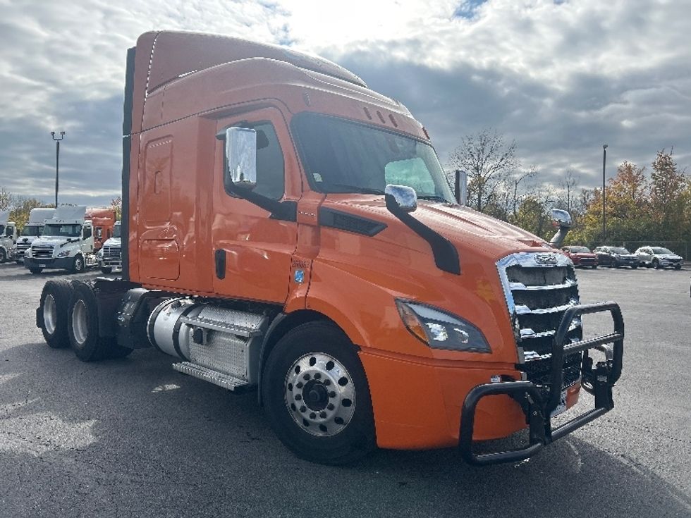 Sleeper Tractor-Heavy Duty Tractors-Freightliner-2019-T11664ST-Obetz-OH-395,066\n\t\tmiles-$ 57,250 - Image 1